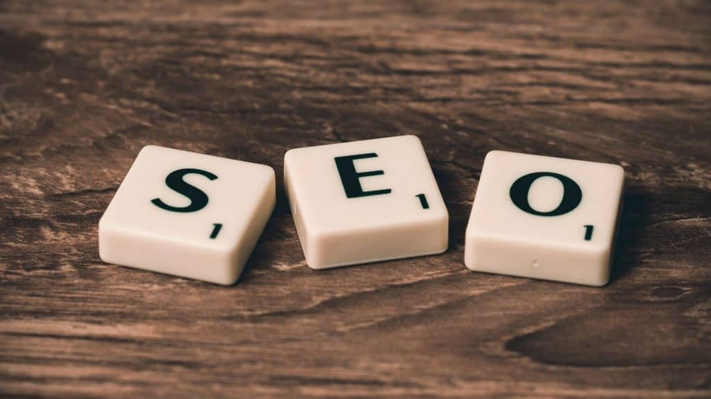 scrabble blocks that say seo on a wooden table